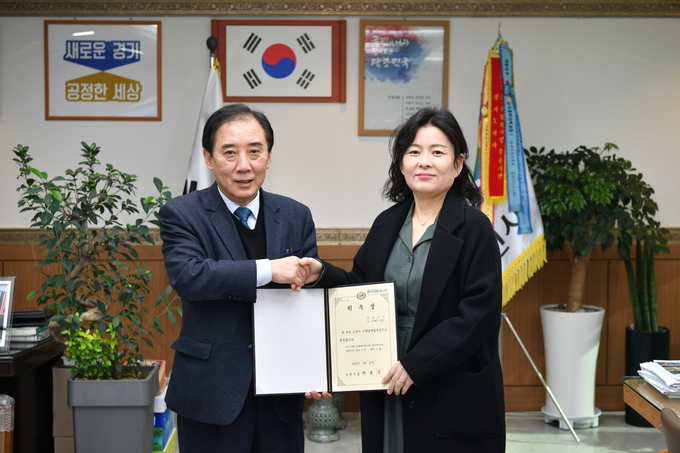 포천시는 27일 포천 한탄강 국가지질공원의 유네스코 세계지질공원 인증을 위하여 국내외에서 적극 활동 중인 포천시 거주 일본인 이마벳푸 나오코씨를 포천시 최초의 국제명예협력관으로 위촉했다.