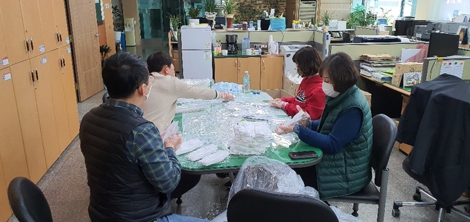 포천시는 오는 10일(화)과 13일(금) 관내 14개 읍면동에 포천시 자체확보분 마스크를 판매한다고 밝혔다.