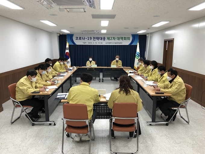 의정부시시설관리공단(이사장 강은희)은 코로나-19 바이러스의 지역 확산을 대비하고자 공단에서 관리하고 있는 실외 체육시설을 3월 11일부터 휴관을 실시한다고 전략대응 제2차 대책회의에서 밝혔다.