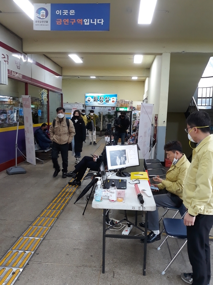 의정부시(시장 안병용)는 코로나19가 심각단계로 격상되고 확진자가 발생함에 따라서, 3월 10일부터 시외버스터미널을 이용하는 모든 승객을 대상으로 열화상카메라를 이용한 발열검사를 확대 실시한다.