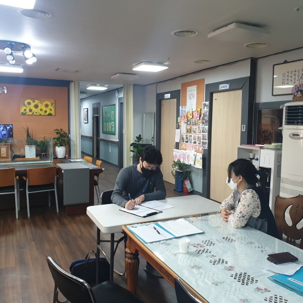 양주시(시장 이성호)는 지난 26일과 27일 2일간 관내 주거ㆍ의료 노인복지시설 92개소를 대상으로 코로나19 예방 준수사항 이행여부를 집중 점검했다.