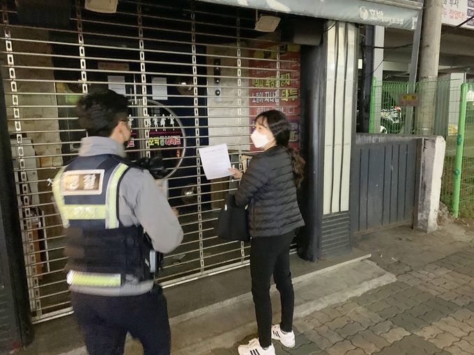 의정부시(시장 안병용)은 3월 25일부터 다중이용시설 중 관내 클럽형태의 유흥주점, 노래주점 등 특정 업종에 대해 의정부경찰서와 합동점검을 실시하고 있다.