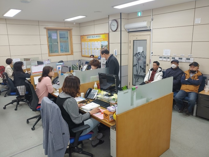 포천시는 지난 27일 시민의 고용노동서비스 접근성 향상을 위한 출장상담소 ‘우리동네 고용센터’를 운영하기 위해 고용노동부(의정부고용노동지청)와 업무협약을 체결했다.