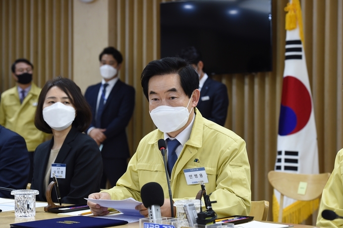 의정부시(시장 안병용)는 4월 9일부터 지급되는 경기도 재난기본소득과 더불어 의정부시 재난기본소득도 함께 지급한다. 따라서 의정부 시민이라면 누구나 1인당 15만원(경기도 10만원, 의정부시 5만원)의 재난기본소득을 받을 수 있다.
