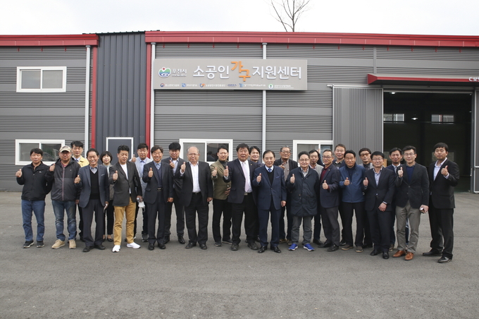 포천시는 코로나19 등 경기침체로 어려움을 겪고 있는 가구 소상공인과의 현장간담회를 지난 10일 가산면에 위치하고 있는 포천시 소공인가구지원센터에서 개최했다.