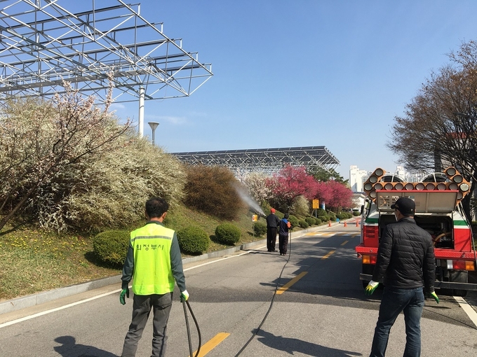 의정부시(시장 안병용)는 4월 23일 공공하수처리시설을 방문하는 시민들에게 건강하고 아름다운 녹지공간을 제공하고, 주변 환경개선을 통한 이미지 개선을 위해 시설 내 식재되어 있는 수목들에 대한 병·해충 방제와 전지작업, 잡초제거, 잔디깎기 등도 병행하여 작업을 실시하였다.