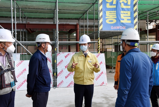 황범순 의정부시 부시장은 5월 4일 시공 중인 을지대학교 의정부캠퍼스 및 부속병원 공사현장 방문해 긴급 안전점검을 실시하였다.
