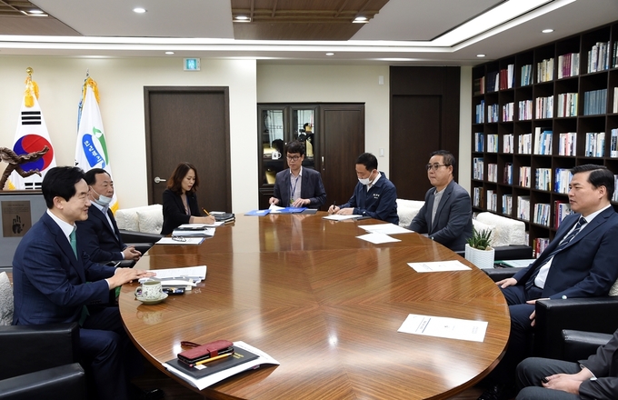 의정부시(안병용)와 경기도관광공사(사장 유동규)는 5월 6일 의정부시청에서 간담회를 개최했다.