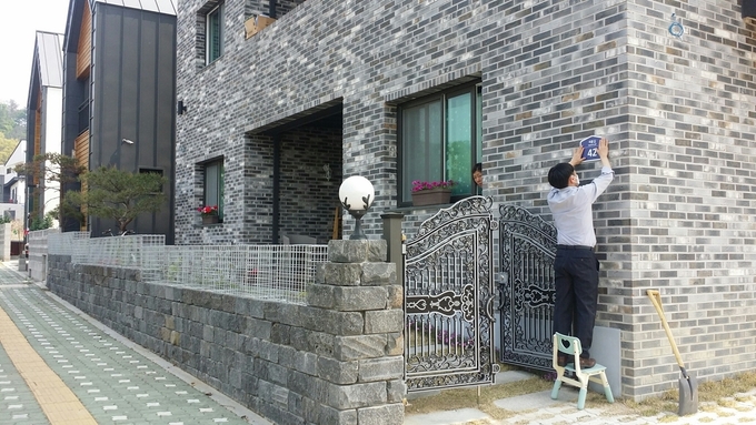 의정부시는 5월 6일 긴 도로명주소를 사용하는 고산로163번길(구성말 신숙주 묘 인근)과 민락로264번길(민락2지구 단독주택단지)을 각각 보한재길과 새롬(안)길로 변경했다.