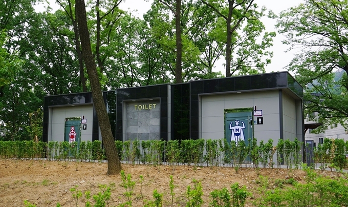 의정부시(시장 안병용)는 5월 14일 지역 대표 공원인 직동근린공원을 이용하는 시민들의 편의 증진 및 공원서비스 향상을 위한 화장실(호원동 산14-11번지 일원) 설치를 완료했다.