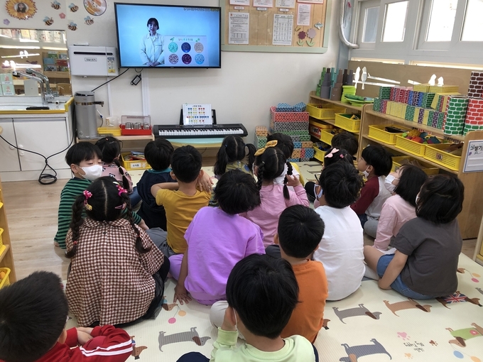 경기도 어린이식품안전체험관 의정부센터는 코로나19 여파로 임시휴관이 길어짐에 따라 식품안전교육을 원하는 어린이집 및 유치원을 대상으로 ‘온라인으로 찾아가는 식품안전체험관’을 실시하였으며, 16개 기관 596명의 어린이가 해당 교육에 참여한 가운데 큰 호응을 얻었다.