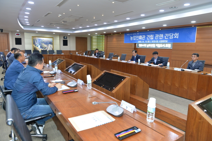 포천시는 지난 18일 포천시 농업・농촌 발전과 농업인 결속력 강화를 목적으로 추진하고 있는 ‘(가칭)포천시 농업인회관’ 건립을 위한 간담회를 개최했다.