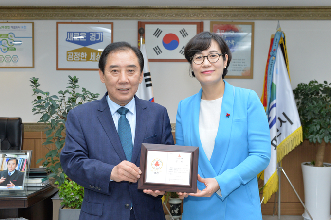 경기북부 사랑의열매(회장 이순선)는 2019년 경기북부 사랑의열매 이웃돕기 협력사업 우수시군으로 포천시를 선정하고, 감사패를 전달했다.
