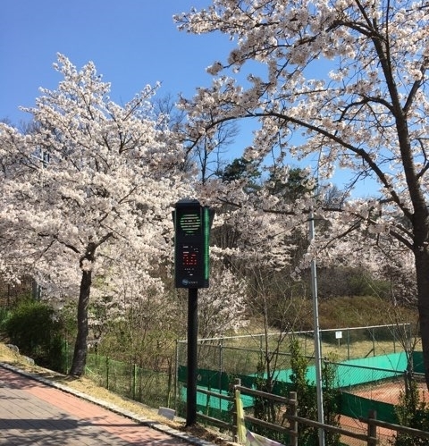 의정부시(시장 안병용)는 올해 총 1억 원의 예산을 확보하여 어린이와 노인 등 정보 취약계층이 미세먼지 농도를 한눈에 볼 수 있는 미세먼지 신호등 14개소를 확대·운영하고 있다.