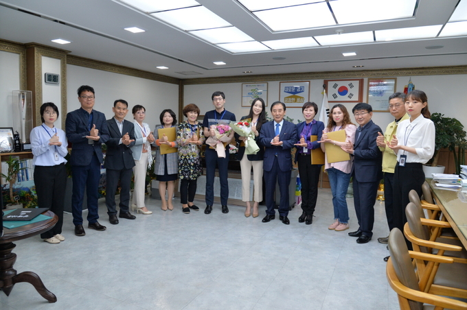 포천시는 지난 27일 신규 소비자식품위생감시원에게 위촉장을 수여했다.