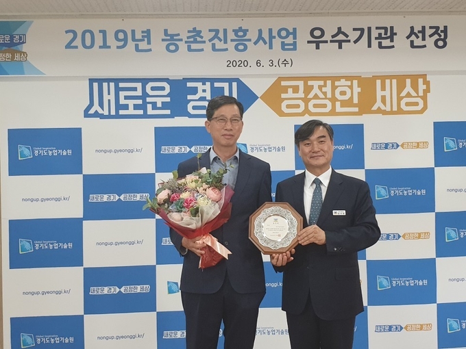 양주시(시장 이성호)는 지난 3일 양주시BIO농업대학이 ‘2019년 경기도 농업인대학 평가’에서 우수기관으로 선정돼 경기도지사 표창을 받았다고 밝혔다.