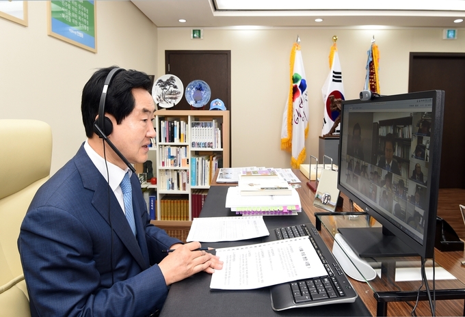 안병용 의정부시장은 4일 오전 확대간부회의를 영상회의로 개최해 최근 수도권 지역의 코로나19 확산 추세에 따라 행정안전부에서 시달된 ‘수도권 집단 발생 대응 방안’지침의 이행을 강조하고 정부 긴급재난지원금 지급에 만전을 기해 달라고 당부했다.