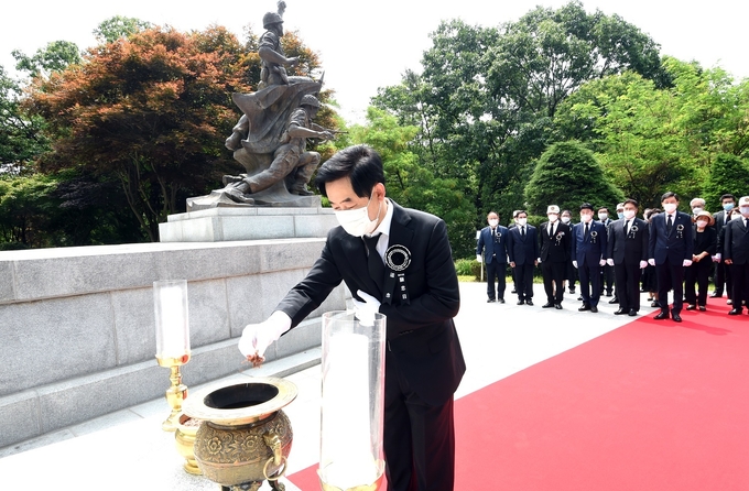 의정부시(시장 안병용)는 제65회 현충일을 맞이하여 자일동 현충탑에서 보훈가족, 기관·단체장 등 200여명이 참석한 가운데 추념식을 개최했다.