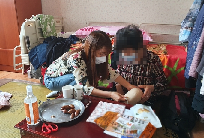 의정부시치매안심센터는 코로나19로 인해 사각지대에 놓인 치매어르신들의 돌봄 공백을 최소화하고 코로나 확산방지를 위해 맞춤형 사례관리 대상자들에게 건강 상담과 코로나19 위생수칙 교육을 진행하고 환자별 맞춤형 물품을 전달했다.