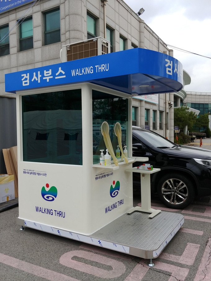 경기도가 코로나19 장기화와 계속되는 더위에 지친 보건소 선별진료소 근무자들의 업무환경 개선을 위해 냉방장치가 설치된 워크스루용 검체 채취 부스와 휴게공간을 지원한다.
