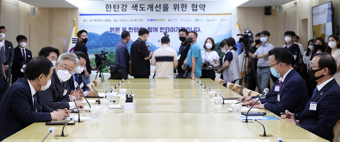 이재명 경기도지사와 박윤국 포천시장, 최용덕 동두천시장, 김광철 연천군수, 조학수 양주부시장, 최종원 한강유역환경청장은 25일 경기북부청사에서 이런 내용을 담은 ‘한탄강 색도 개선을 위한 협약서’에 공동 서명했다.