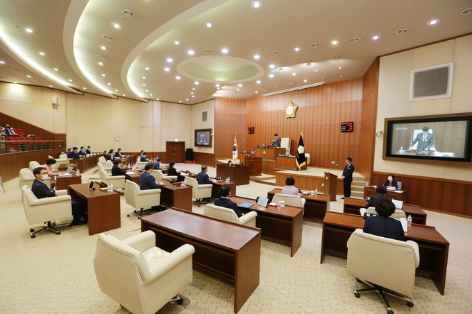 의정부시의회(의장 안지찬)는 제298회 제1차 정례회 기간 중 지난25일 오후 2시 본회의장에서 제2차 본회의가 열렸다.