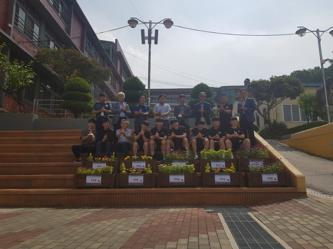 영북고등학교(교장 이경섭)는 재학생들의 재능 기부로 제작한 화분을 영북면 주요 지역 단체에 기증했다.