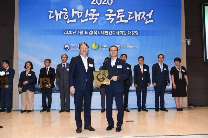 양주시(시장 이성호)의 은현면 봉암마을 ‘폐가를 주민활동 공간으로, 빈집을 마을수익시설로’ 사업이 국토교통부와 국토연구원이 공동주최한 ‘2020 대한민국 국토대전’에서 폐가 문제 해결의 선진모델로서 인정받았다.