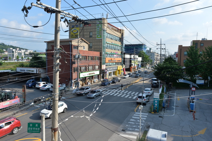 포천시는 신읍동 중앙로 일대 거미줄처럼 얽혀 있는 전선을 지하에 매립하고, 전봇대를 없애는 지중화 사업을 활발히 추진하고 있다.