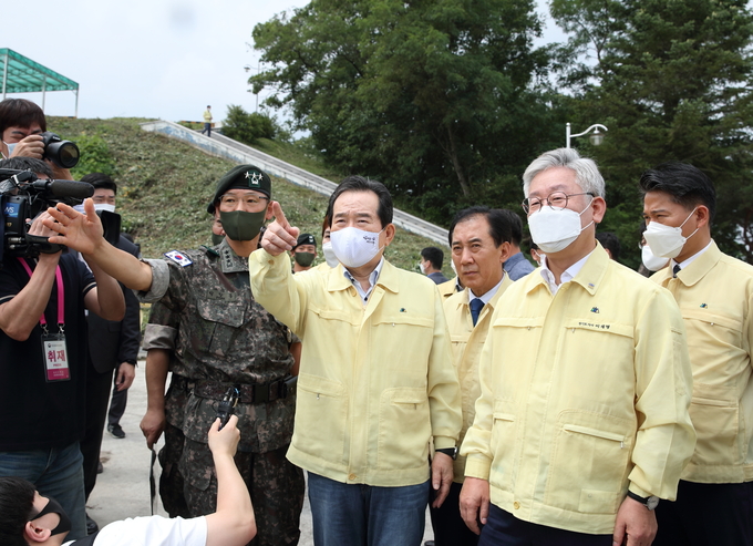 이재명 경기도지사가 18일 정세균 국무총리와 함께 포천시 양돈밀집사육단지와 멧돼지 차단 광역울타리 설치 현장을 방문해 아프리카돼지열병(ASF) 방역상황을 점검하고 여름철 철저한 방역을 당부했다.