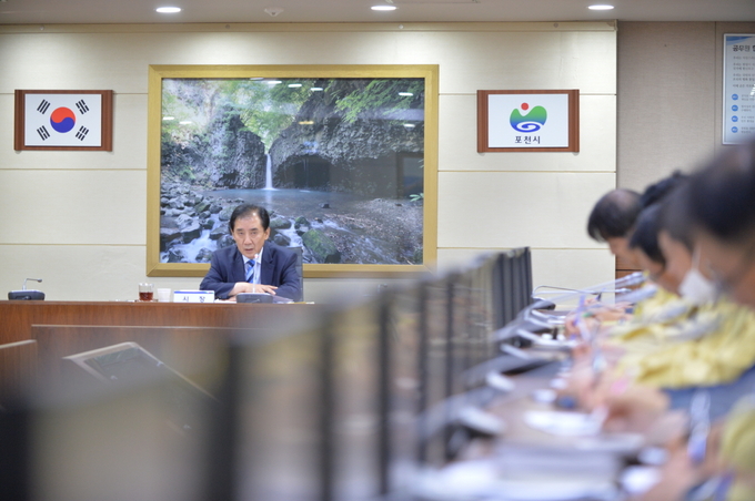 포천시(시장 박윤국)는 23일 시청 시정회의실에서 읍면동장 긴급회의를 개최했다.