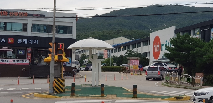 양주시는 무인교통단속카메라 설치, 보행환경 개선, 주정차금지구역 지정 등 다양한 교통정책을 통해 교통약자인 어린이들이 안전하게 보행할 수 있는 교통환경 조성에 나섰다.