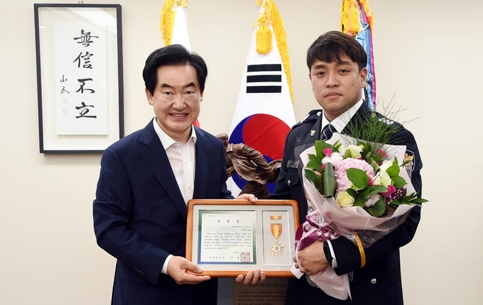 의정부시(시장 안병용)는 폭우로 수위가 높아진 중랑천에서 떠내려가던 어린이를 구조한 의정부경찰서 신곡지구대 소속 경찰관 고진형 경장과 홍준일 경위에게 모범시민 표창장을 수여했다.