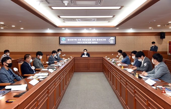 의정부시(시장 안병용)는 8월 20일 의정부 철도망을 구상하고 이를 상급기관 철도정책에 반영 건의하기 위해 추진 중인 의정부시 철도망구축 사전 타당성검토 용역에 대한 추진 상황과 내용 점검을 위하여 코로나19 방역과 2단계 거리두기를 실천하는 가운데 중간보고회를 개최했다.
