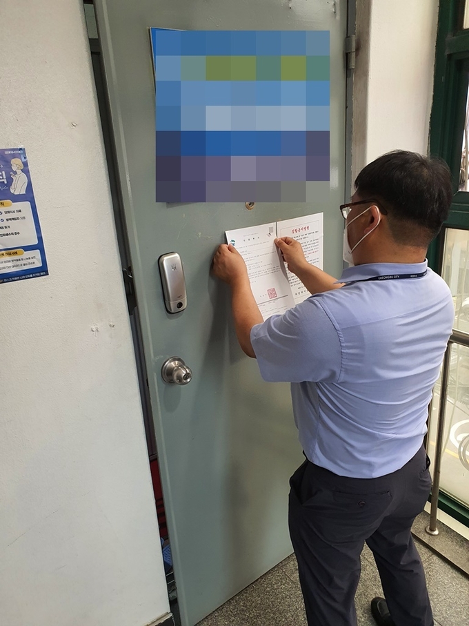 의정부시(시장 안병용)는 8월 19일 시행된 정부의 수도권 소재 교회의 집합제한 행정명령에 대해 위반한 관내 소재 J교회에 20일부터 9월 2일까지 2주간 집합금지 행정명령을 발동하였고, 해당 교회에 대해 고지문을 부착하는 등 관련 조치를 완료했다.