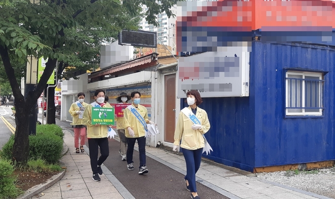 의정부시(시장 안병용)는 사회적거리두기 2단계 격상에 따라 코로나19 지역확산 방지를 위한 생활수칙 준수를 위해 자생단체를 중심으로 8월 20일부터 사회적 거리두기 범시민 캠페인을 실시했다.