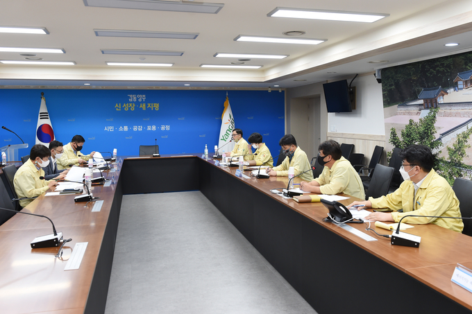 양주시(시장 이성호)는 25일 시청 상황실에서 소속 공무원의 코로나19 확진과 관련 후속대책 마련을 위한 긴급 점검 회의를 개최했다고 밝혔다.