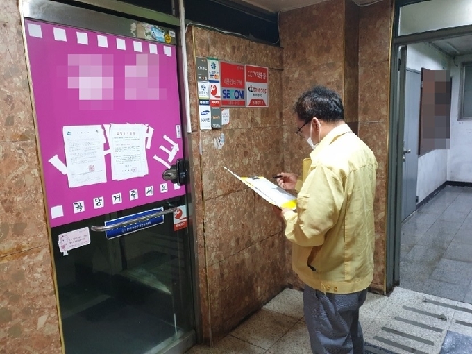 의정부시(시장 안병용)는 8월 15일 이후 코로나-19 확진자 증가로 인한 주민불안을 해소하고 바이러스 확산세를 막기 위해 지난 주말부터 고위험다중이용업소로 지정된 유흥 및 단란주점 388개소를 대상으로 집합금지 명령이행문을 부착하고 전수점검을 실시하고 있다고 밝혔다.