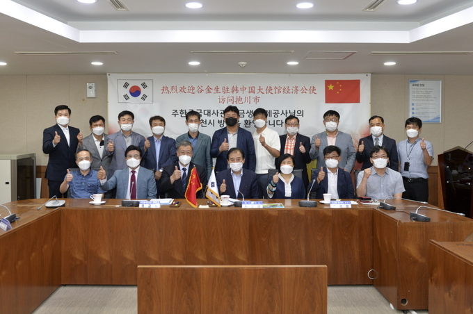 경기도 포천시는 지난 30일, 곡금생(谷金生) 주한 중국대사관 경제상무처 경제공사를 초청해 기업인들과 상호협력 방안에 대해 토의를 가졌다.