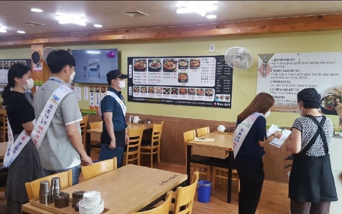 양주시(시장 이성호)가 코로나19 확산 방지를 위해 경기도, 양주경찰서와 합동으로 마스크 착용 의무화 행정명령 이행실태를 점검한다.
