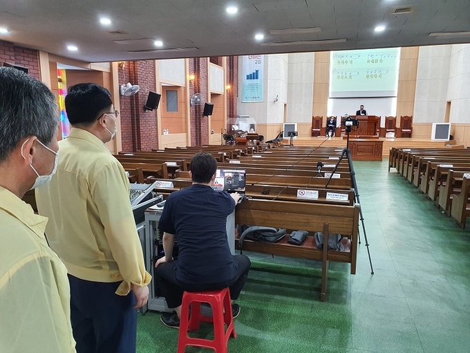 의정부시(시장 안병용)는 수도권 코로나-19 감염이 급증하고 2단계 사회적 거리두기 방역수칙이 강화되고 있는 가운데 비대면 예배 진행 등 코로나-19 확산 차단을 위해 협조하고 있는 종교시설에 마스크 1만 1천350장을 배부했다.