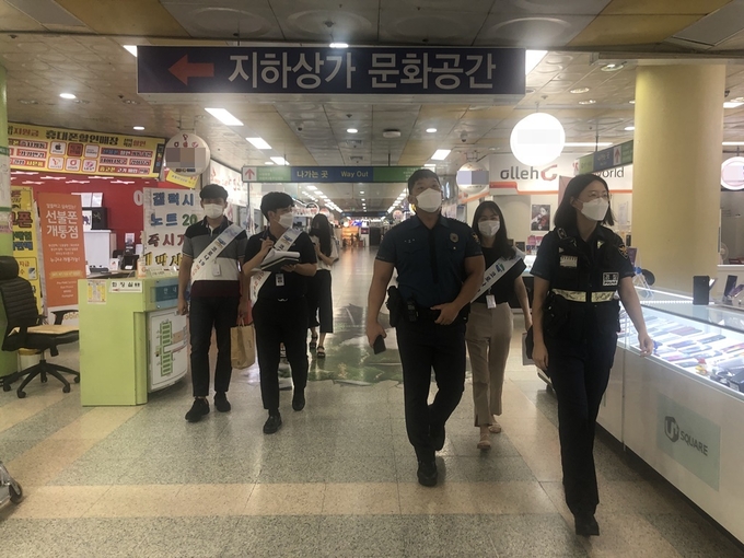 의정부시(시장 안병용)는 경기도, 의정부경찰서와 합동으로 코로나-19의 지역사회 감염 및 확산 차단을 위하여 마스크 착용 의무화 행정명령 이행실태를 점검한다고 밝혔다.
