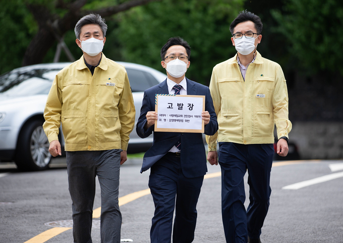 이재명 경기도지사가 8월 30일까지 코로나19 진단검사를 받지 않은 서울 사랑제일교회와 광화문집회 참석자 등에 대해 법적 대응 방침을 예고한 가운데 경기도가 3일 코로나19 진단검사 거부자를 대상으로 1차 형사고발을 진행했다.