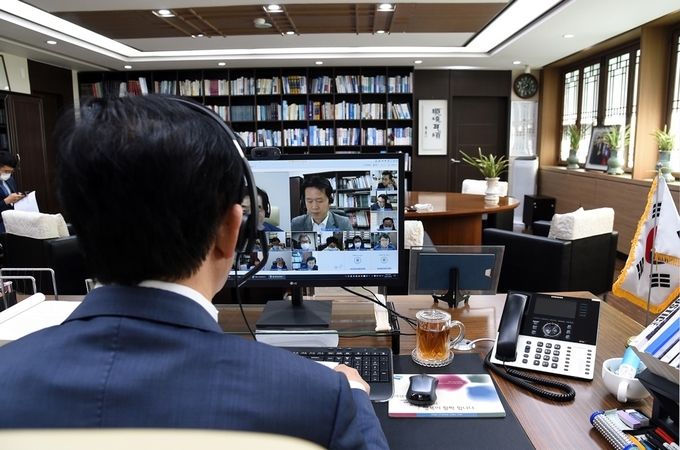 의정부시(시장 안병용)는 9월 4일, 9월 확대간부회의를 개최하여 코로나-19 총력 대응과 주요 현안사항에 대해 논의했다.