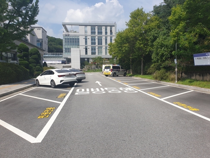 의정부시(시장 안병용)는 직원 및 공용차량 등 100대를 외부 공영주차장과 (재)의정부문화재단에 이동 주차함으로써 그동안 민원들에게 불편을 주었던 청사 내 주차난을 해소했다.