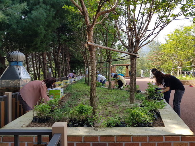 의정부시 맑은물사업소(소장 민형식)는 지난 3월 사업소 내 황금조팝, 영춘화, 사철나무 등 8종의 수목을 식재하여 사계절 아름답고 산뜻한 녹지공간으로 탈바꿈해 이곳을 찾는 시민들에게 휴게 공간을 조성했다.