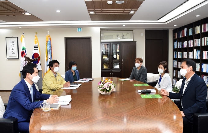 의정부시(시장 안병용)는 9월 17일 수도권 코로나-19 바이러스 확진사례로 인하여 집합금지 명령이 내려진 유흥주점 운영업주들의 고충을 듣고 지원방안을 논의코자 유흥음식업중앙회 의‧양 지부(지부장 임문수)임원진들과 회동을 가졌다고 밝혔다.