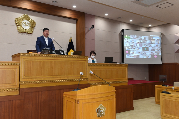 정덕영 양주시의회 의장이 코로나 바이러스 감염증 확산 차단을 위해 본회의 참석 인원을 최소화하고 비대면 화상회의로 제321회 임시회 제1차 본회의를 진행하고 있다.