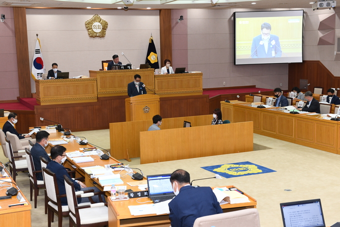 김용훈 양주시 기획행정실장이 2020년도 제3회 추경예산의 편성방향, 예산총칙, 예산규모 등 총괄 제안 설명을 하고 있다.