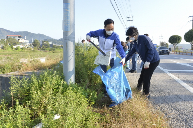 포천시는 22일 다가오는 추석을 맞이하여 귀성객들과 시민들이 깨끗하고 청결한 환경에서 명절을 지낼 수 있도록 관내 주요 도로변, 이면도로, 시가지, 하천변 등을 중심으로 일제 대청소를 실시했다.